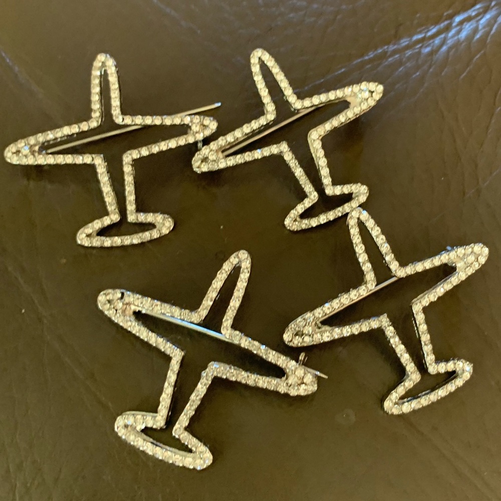 Jet setter brooch